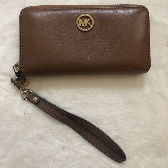 MICHEAL KORS Wristlet Wallet!! - Picture 2 of 7